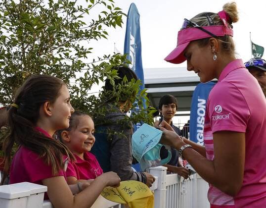 May 20, 2017: Lexi Thompson signs a fans hat after the third round of the Kingsmill Championship on the Kingsmill Resort River Course in Williamsburg, Virginia. CSM LPGA Golf Damen 2017: Kingsmill Championship MAY 20 - ZUMAc04_ 20170520_zaf_c04_043 Copyright: xJustinxCooperx