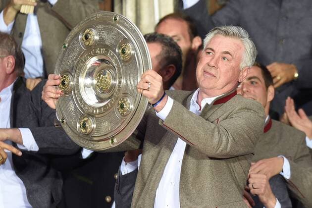 Fußball 1. Bundesliga Meisterfeier FC Bayern München am 20.05.2017 auf dem Rathausbalkon am Marienplatz in München Carlo Ancelotti ( Trainer München ) mit der Meisterschale xRx
