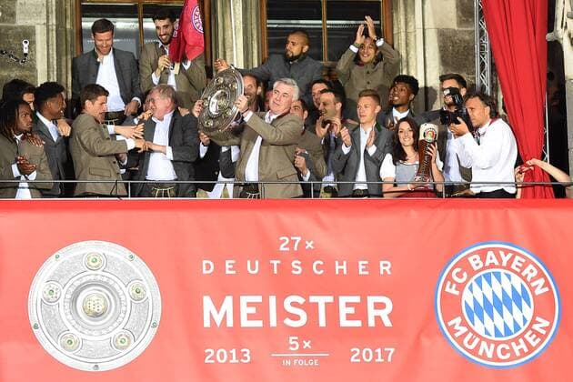 Fußball 1. Bundesliga Meisterfeier FC Bayern München am 20.05.2017 auf dem Rathausbalkon am Marienplatz in München Carlo Ancelotti ( Trainer München ) mit der Meisterschale xRx