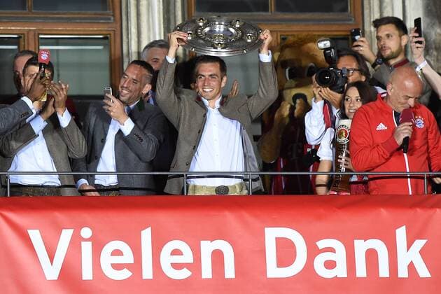 Themen der Woche - SPORT Bilder des Tages - SPORT Fußball 1. Bundesliga Meisterfeier FC Bayern München am 20.05.2017 auf dem Rathausbalkon am Marienplatz in München Philipp Lahm ( München ) mit der Meisterschale xRx