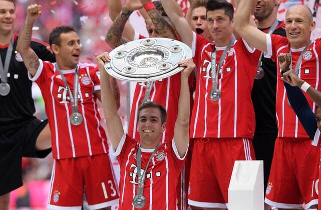 FUSSBALL 1. BUNDESLIGA SAISON 2016 2017 34. SPIELTAG FC Bayern Muenchen - SC Freiburg 20.05.2017 Der FC Bayern feiert den Gewinn der 27. Deutsche Meisterschaft: Philipp Lahm reckt die Meisterschale in die Hoehe 