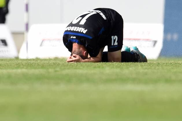 Fußball 3. Liga 38. Spieltag VfL Osnabrück - SC Paderborn 07 am 20.05.2017 an der Bremer Brücke in Osnabrück Felix Herzenbruch (Paderborn) unzufrieden, enttäuscht, enttaeuscht, niedergeschlagen am Boden. MT