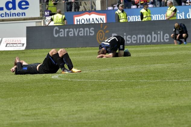 20-05-2017 pmk MZ116477 Fussball Herren 3.Liga Saison 2016 2017 VfL Osnabrueck - SC Paderborn Spielende Robin KRAUSSE (23) Paderborn Felix HERZENBRUCH (12) Paderborn