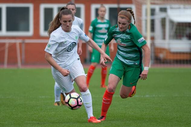 v.li.: Michaela Brandenburg (VfL Wolfsburg II, 25) im Zweikampf, Duell mit Verena Volkmer (SV Werder Bremen, 16), Fussball, 2. Frauen-Bundesliga Nord, SV Werder Bremen - VfL Wolfsburg II, xobx