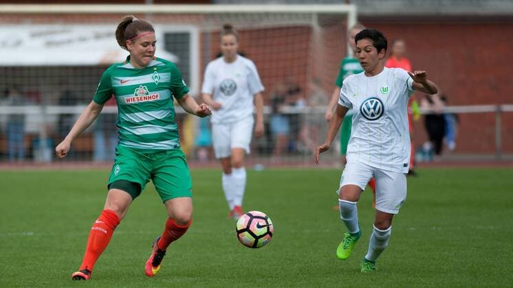 v.li.: Lisa-Marie Scholz (SV Werder Bremen, 7) im Zweikampf, Duell mit Cagla Korkmaz (VfL Wolfsburg II, 23), Fussball, 2. Frauen-Bundesliga Nord, SV Werder Bremen - VfL Wolfsburg II, xobx