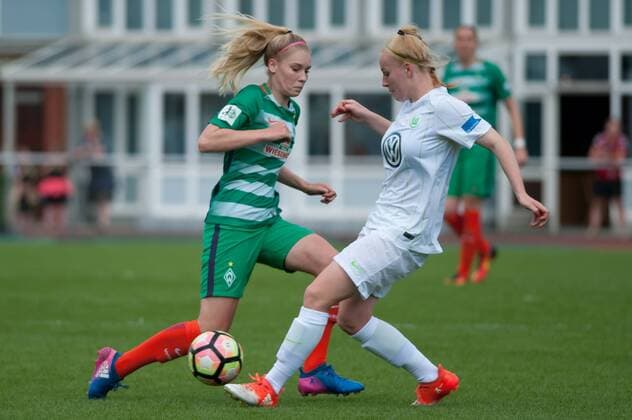 v.li.: Alicia Kersten (SV Werder Bremen, 13) im Zweikampf, Duell mit Meret Wittje (VfL Wolfsburg II, 4), Fussball, 2. Frauen-Bundesliga Nord, SV Werder Bremen - VfL Wolfsburg II, xobx