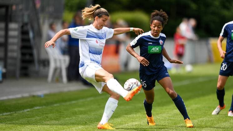 Lisa Makas (MSV Duisburg) (27) im Duell mit E.Aigbogun (Turbine Potsdam) (16), Fussball, Allianz Frauen-Bundesliga,MSV Duisburg - Turbine Potsdam, xmkx