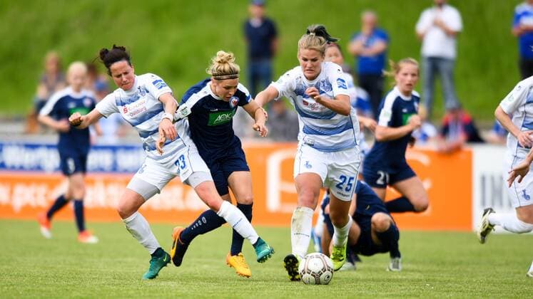 Zweikampf Kathleen Radtke (MSV Duisburg) (33) Svenja Huth (Turbine Potsdam) (9) Rachel Kiwic (MSV Duisburg) (25), Fussball, Allianz Frauen-Bundesliga,MSV Duisburg - Turbine Potsdam, xmkx