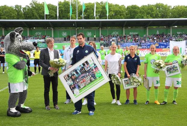 VfL vs Jena, Frauen Wolfsburg, Deutschland. 21.05.2017, FUßBALL - VfL Wolfsburg vs FF USV Jena, 1. Allianz Frauen Bundesliga, Saison 2016-17. Bild zeigt: Verabschiedung von Cheftrainer Ralf Kellermann (VfL Wolfsburg) Wolfsburg