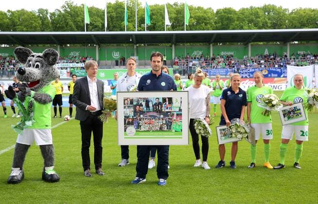 VfL vs Jena, Frauen Wolfsburg, Deutschland. 21.05.2017, FUßBALL - VfL Wolfsburg vs FF USV Jena, 1. Allianz Frauen Bundesliga, Saison 2016-17. Bild zeigt: Verabschiedung von Cheftrainer Ralf Kellermann (VfL Wolfsburg) Wolfsburg