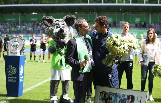 VfL vs Jena, Frauen Wolfsburg, Deutschland. 21.05.2017, FUßBALL - VfL Wolfsburg vs FF USV Jena, 1. Allianz Frauen Bundesliga, Saison 2016-17. Bild zeigt: Bürgermeistern Klaus Mohrs und Cheftrainer Ralf Kellermann (VfL Wolfsburg) Wolfsburg