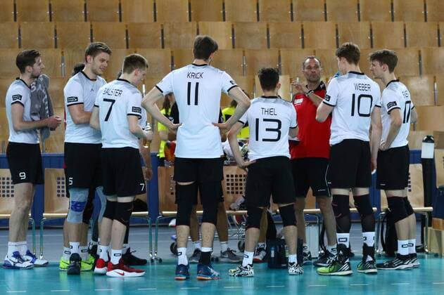 Volleyball, Herren U21 U 21 Saison 2016 17, WM-Quali, Deutschland - Polen, Cheftrainer Johan Verstappen (Deutschland U21) bei einer Auszeit mit der deutschen Junioren-Nationalmannschaft, 21.05.17, Copyright: xMichaelxHundtx xMatthiasxKochx