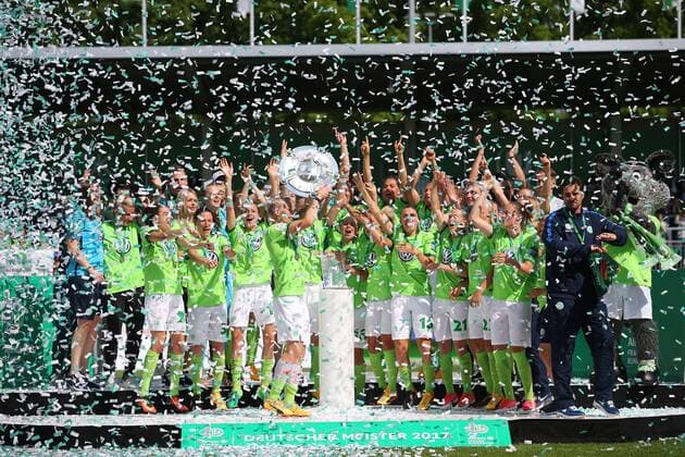 VfL vs Jena, Frauen Wolfsburg, Deutschland. 21.05.2017, FUßBALL - VfL Wolfsburg vs FF USV Jena, 1. Allianz Frauen Bundesliga, Saison 2016-17. Bild zeigt: VfL Wolfsburg Frauen ist deutscher Meister 2017, Mannschaft, Team mit Meisterschale Wolfsburg