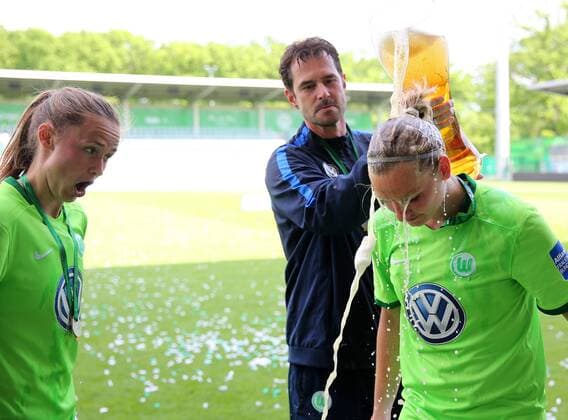 VfL vs Jena, Frauen Wolfsburg, Deutschland. 21.05.2017, FUßBALL - VfL Wolfsburg vs FF USV Jena, 1. Allianz Frauen Bundesliga, Saison 2016-17. Bild zeigt: VfL Frauen ist deutscher Meister 2017, Bierdusche, Cheftrainer Ralf Kellermann (VfL Wolfsburg), Alexandra Popp (VfL Wolfsburg), Caroline Graham Hansen (VfL Wolfsburg) Wolfsburg