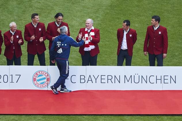 Trainer Cheftrainer Carlo Ancelotti (FCB) auf dem Weg zur Siegerehrung mit Ehemaligen FCB Stars Luca toni, Uli HOENESS (FCB Praesident ) van Buyten, Salihamidzic, Michael BALLACK, Ex Fussball Profi, Kapitaen DFB Nationalmannschaft Paul Breitner 27. Meisterschaft, Titel Deutscher Meister FC BAYERN MUENCHEN - SC FREIBURG 4-1 Fussball 1. Bundesliga , Muenchen, am 20.05.2017, 34.Spieltag, Saison 2016 2017, 1.Liga, 1.Bundesliga,FCB