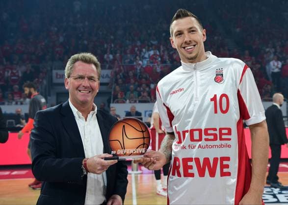 21.05.2017 - Basketball - Saison 2016 2017 - 1. Bundesliga easycredit BBL - 1. Playoff Halbinale: Brose Bamberg - FC Bayern München - HMI - Daniel Theis (10, Brose Bamberg) wird vor dem Spiel von Liga-Geschäftsführer Dr. StefanHolz als bester Defensiv-Spieler der Saison ausgezeichnet.