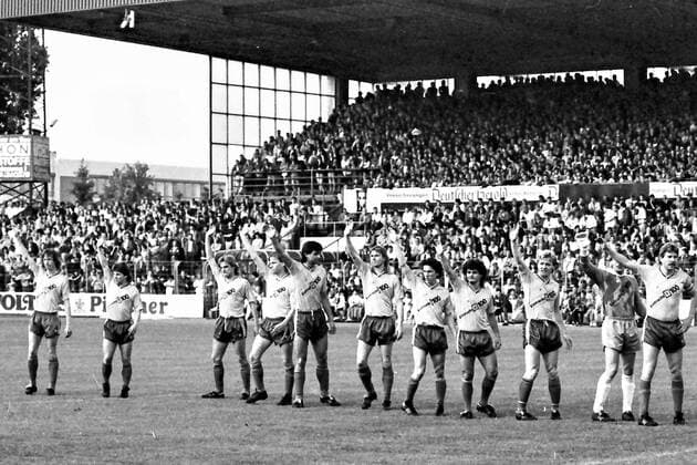 Aus Eintracht Braunschweig - VfL Wolfsburg 4:2 (Aufstiegsrunde 2. BL 1987 88 Gruppe Nord am 02.06.1988 im Eintracht Stadion - hier die Eintracht Mannschaft