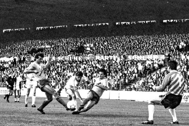 Aus Eintracht Braunschweig - VfL Wolfsburg 4:2 (Aufstiegsrunde 2. BL 1987 88 Gruppe Nord am 02.06.1988 im Eintracht Stadion - dicke Luft vor VfL Tor mit TW Waldemar Josef 1
