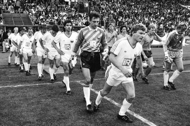 Aus Eintracht Braunschweig - VfL Wolfsburg 4:2 (Aufstiegsrunde 2. BL 1987 88 Gruppe Nord am 02.06.1988 im Eintracht Stadion - Einlauf der Mannschaften - hier vorn der VfL