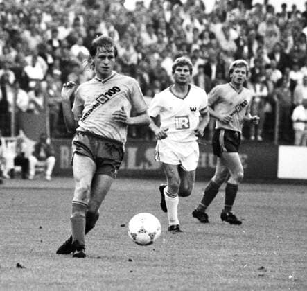 Aus Eintracht Braunschweig - VfL Wolfsburg 4:2 (Aufstiegsrunde 2. BL 1987 88 Gruppe Nord am 02.06.1988 im Eintracht Stadion - am Ball Eintracht Spieler Peer Posipal