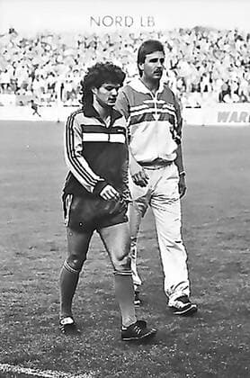 Aus Eintracht Braunschweig - VfL Wolfsburg 4:2 (Aufstiegsrunde 2. BL 1987 88 Gruppe Nord am 02.06.1988 im Eintracht Stadion - hier Eintracht Trainer Uwe Reinders mit Eduard Buckmaier