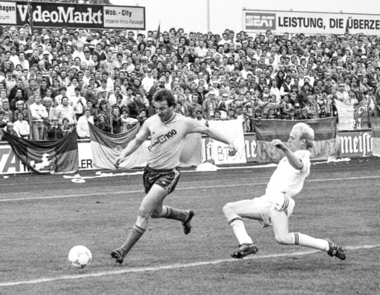 Aus VfL Wolfsburg - Eintracht Braunschweig 1:2 (Aufstiegsrunde zur 2. BL 1987 88 Gruppe Nord am 19.06.1988 im VfL Stadion - am Ball Eintracht Trainer Uwe Reinders gegen Heiner Pahl