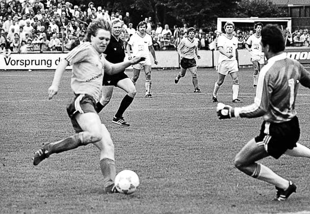 Aus VfL Wolfsburg - Eintracht Braunschweig 1:2 (Aufstiegsrunde zur 2. BL 1987 88 Gruppe Nord am 19.06.1988 im VfL Stadion - Eintracht Spieler Olaf Schmäler gegen VfL TW Waldemar Josef