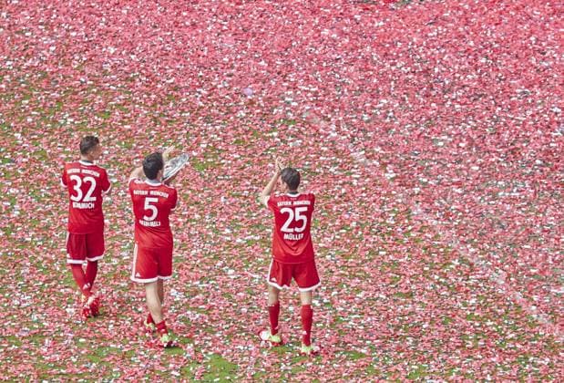Joshua KIMMICH, FCB 32 Mats HUMMELS, FCB 5 Thomas MUELLER, MÜLLER, FCB 25 Ehrenrunde Meisterschale, Schale, Teller, Trophaee, Deutsche Meisterschaft, Meister-schale, 27. Meisterschaft, Titel Deutscher Meister FC BAYERN MUENCHEN - SC FREIBURG 4-1 Fussball 1. Bundesliga , Muenchen, am 20.05.2017, 34.Spieltag, Saison 2016 2017, 1.Liga, 1.Bundesliga,FCB