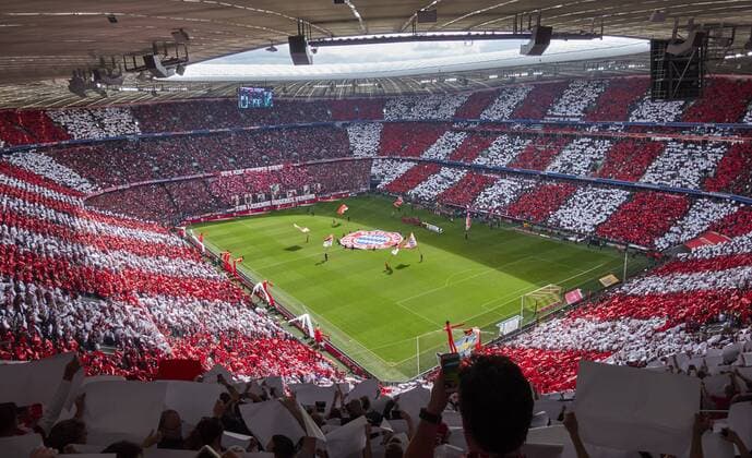 Allianz Arena Stadion, Choreographie, Transparente, Show, Darstellung, Fan, Fans, Fussballfans, supporters, spectators, Zuschauer, Jacke, Kutte, Weste, Fankurve, Schals Fanschals, Maske, mia san mia, Verkleidung, Kommunikation, Fanchoreographie, Fankurve Fussballstadion, Tribuenen, Zuschauertribuene, Innenansicht, Architektur Rasen, innen 27. Meisterschaft, Titel Deutscher Meister FC BAYERN MUENCHEN - SC FREIBURG 4-1 Fussball 1. Bundesliga , Muenchen, am 20.05.2017, 34.Spieltag, Saison 2016 2017, 1.Liga, 1.Bundesliga,FCB