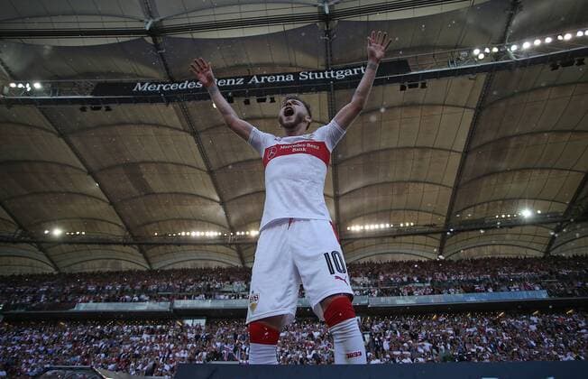 21.05.2017, Fussball 2.Bundesliga 2016 2017, 34.Spieltag, VfB Stuttgart - Würzburger Kickers, in der Mercedes-Benz Arena Stuttgart. Stuttgart feiert nach Abpfiff den Aufstieg in die 1. Bundesliga und die Meisterschaft in der 2. Bundesliga , Alexandru Maxim (Stuttgart) 