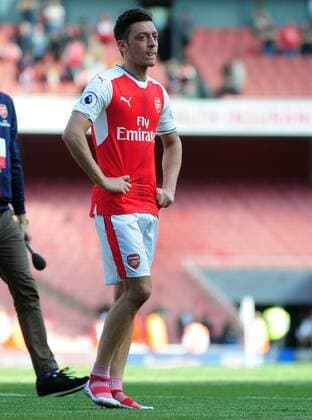 Bilder des Tages - SPORT Football - 2016 2017 Premier League - Arsenal vs. Everton A dejected Mesut Ozil of Arsenal after failing to qualify for the Champions League on the walk around the stadium after the match at The Emirates. COLORSPORT ANDREW COWIE 