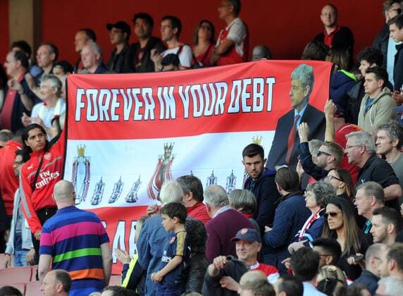 Football - 2016 2017 Premier League - Arsenal vs. Everton Banners ,around the ground for and against Arsene Wenger to leave at The Emirates. COLORSPORT ANDREW COWIE 