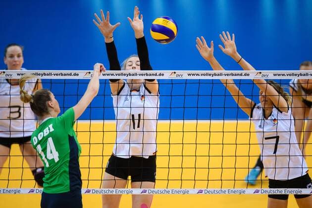 21.05.2017, Kleine EWE Arena, Oldenburg Volleyball, Länderspiel Laenderspiel, Deutschland vs. Ungarn Angriff Edina Dobi ( 14 HUN) - Block Doppelblock Louisa Lippmann ( 11 GER), Jennifer Pettke ( 7 GER)