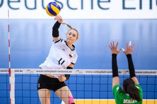 21.05.2017, Kleine EWE Arena, Oldenburg Volleyball, Länderspiel Laenderspiel, Deutschland vs. Ungarn Angriff Louisa Lippmann ( 11 GER)