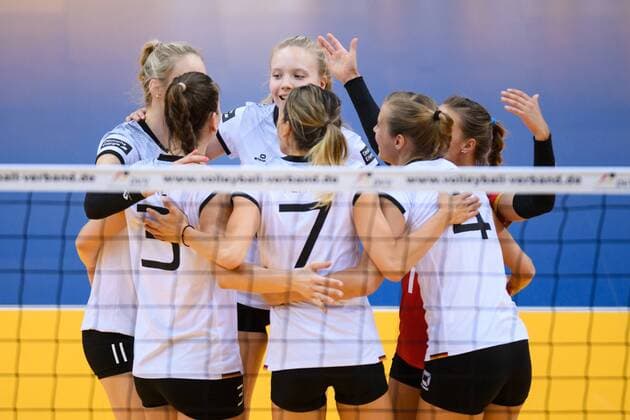 21.05.2017, Kleine EWE Arena, Oldenburg Volleyball, Länderspiel Laenderspiel, Deutschland vs. Ungarn Jubel Louisa Lippmann ( 11 GER), Denise Hanke ( 3 GER), Jennifer Geerties ( 6 GER), Jennifer Pettke ( 7 GER), Maren Brinker ( 4 GER), Lenka Dürr Duerr ( 1 GER)