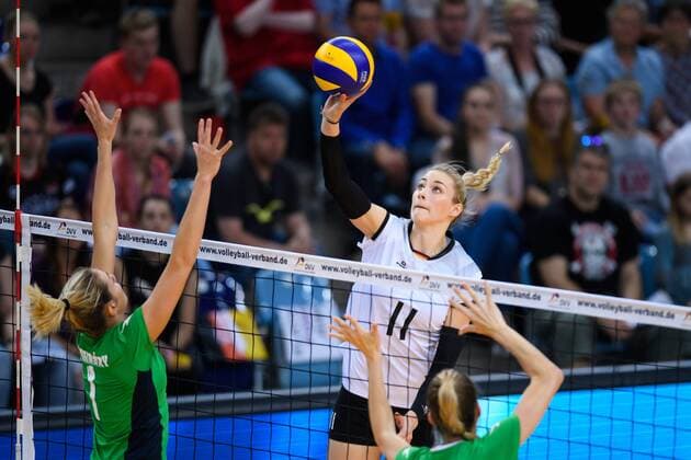 21.05.2017, Kleine EWE Arena, Oldenburg Volleyball, Länderspiel Laenderspiel, Deutschland vs. Ungarn Block Greta Szakmary ( 1 HUN) - Angriff Louisa Lippmann ( 11 GER)