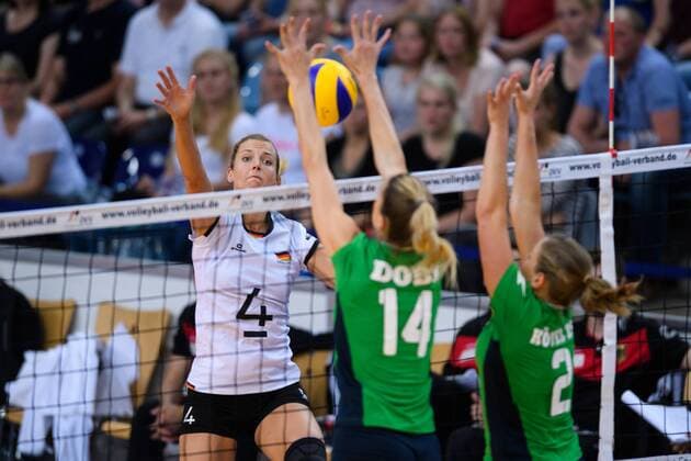 21.05.2017, Kleine EWE Arena, Oldenburg Volleyball, Länderspiel Laenderspiel, Deutschland vs. Ungarn Angriff Maren Brinker ( 4 GER) - Edina Dobi ( 14 HUN), Zsanett Kötel Koetel ( 2 HUN)