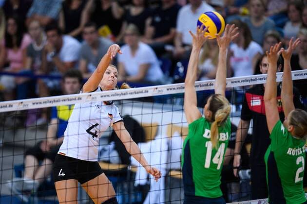 21.05.2017, Kleine EWE Arena, Oldenburg Volleyball, Länderspiel Laenderspiel, Deutschland vs. Ungarn Angriff Maren Brinker ( 4 GER) - Block Doppelblock Edina Dobi ( 14 HUN), Zsanett Kötel Koetel ( 2 HUN)