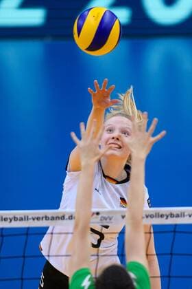 21.05.2017, Kleine EWE Arena, Oldenburg Volleyball, Länderspiel Laenderspiel, Deutschland vs. Ungarn Angriff Jennifer Geerties ( 6 GER)