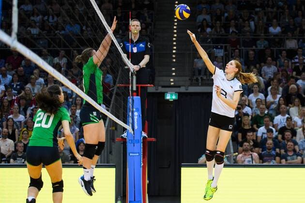 21.05.2017, Kleine EWE Arena, Oldenburg Volleyball, Länderspiel Laenderspiel, Deutschland vs. Ungarn Zsofia Kalota ( 20 HUN), Block Eszter Nagy ( 16 HUN) - Angriff Berit Kauffeldt ( 8 GER)