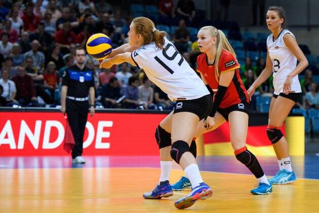 21.05.2017, Kleine EWE Arena, Oldenburg Volleyball, Länderspiel Laenderspiel, Deutschland vs. Ungarn Annahme Tanja Großer Grosser ( 19 GER), Anna Pogany ( 17 GER)