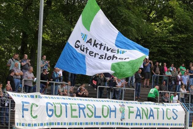 Fußball Oberliga Westfalen 33. Spieltag FC Gütersloh - TuS Erndtebrück am 22.10.2016 im Heidewaldstadion in Gütersloh Die Fans des FC Gütersloh schwenken zum Abschied Ihre Fahnen - Aktive Gütersloher - Gütersloh Fanatics MH
