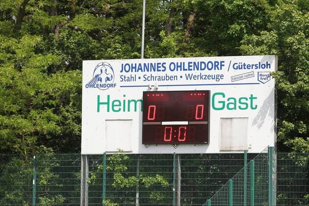 Fußball Oberliga Westfalen 33. Spieltag FC Gütersloh - TuS Erndtebrück am 22.10.2016 im Heidewaldstadion in Gütersloh Die Anzeigetafel im Heidewaldstadion erleuchtet zum wahrscheinlich letzten Mal - Auf Wiedersehen FC Gütersloh - Abschied - letztes Spiel im Heidewaldstadion - FCG MH