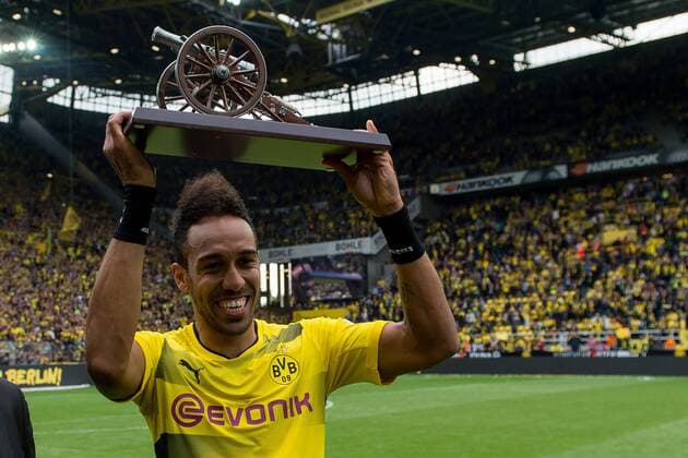 Dortmund, Germany 20.05.2017, 1. Bundesliga 34. Spieltag, BV Borussia Dortmund - SV Werder Bremen, Auba, Pierre-Emerick Aubameyang (BVB) bekommt Torjaegerkanone, Torschuetzen-Kanone, ist torschuetzenkoenig ( DeFodi001