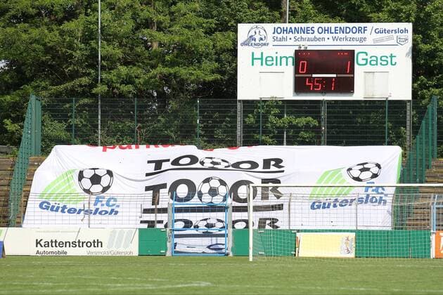 Fußball Oberliga Westfalen 33. Spieltag FC Gütersloh - TuS Erndtebrück am 22.10.2016 im Heidewaldstadion in Gütersloh Eine uralte Blockfahne der FC Gütersloh Fans - Tor - Toor - FCG - Torfahne - sowie die alte Anzeigetafel im Heidewaldstadion MH