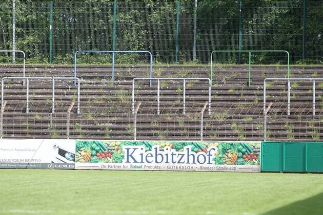 Fußball Oberliga Westfalen 33. Spieltag FC Gütersloh - TuS Erndtebrück am 22.10.2016 im Heidewaldstadion in Gütersloh Zugewachsene Stehtribüne im Heidewaldstadion Gras - Unkraut - verwaist - verwahrlost - verkommen - Tradition - Heidewald MH