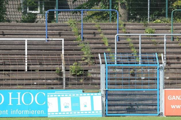 Fußball Oberliga Westfalen 33. Spieltag FC Gütersloh - TuS Erndtebrück am 22.10.2016 im Heidewaldstadion in Gütersloh Zugewachsene Stehtribüne im Heidewaldstadion Gras - Unkraut - verwaist - verwahrlost - verkommen - Tradition - Heidewald MH