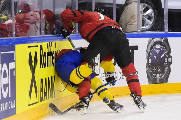Eishockey, WM, Finale, Kanada - Schweden 170521 Sveriges Oscar Lindberg tacklas av Kanadas Colton Parayko under finalen mellan Kanada och Sverige pa ishockey-VM den 21 maj 2017 i Köln.  Copyright: JOELxMARKLUND BB170521JM079