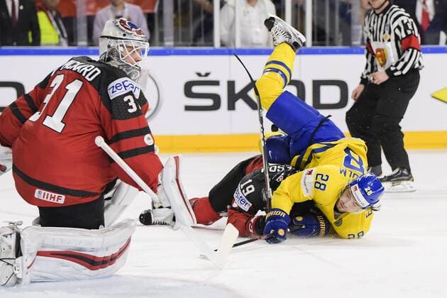 Eishockey, WM, Finale, Kanada - Schweden 170521 Sveriges Elias Lindholm fälls av Kanadas Mike Matheson under finalen mellan Kanada och Sverige pa ishockey-VM den 21 maj 2017 i Köln.  Copyright: JOELxMARKLUND BB170521JM075