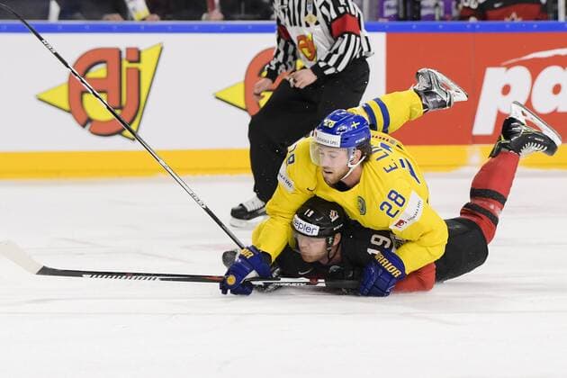 Eishockey, WM, Finale, Kanada - Schweden 170521 Sveriges Elias Lindholm fälls av Kanadas Mike Matheson under finalen mellan Kanada och Sverige pa ishockey-VM den 21 maj 2017 i Köln.  Copyright: JOELxMARKLUND BB170521JM076